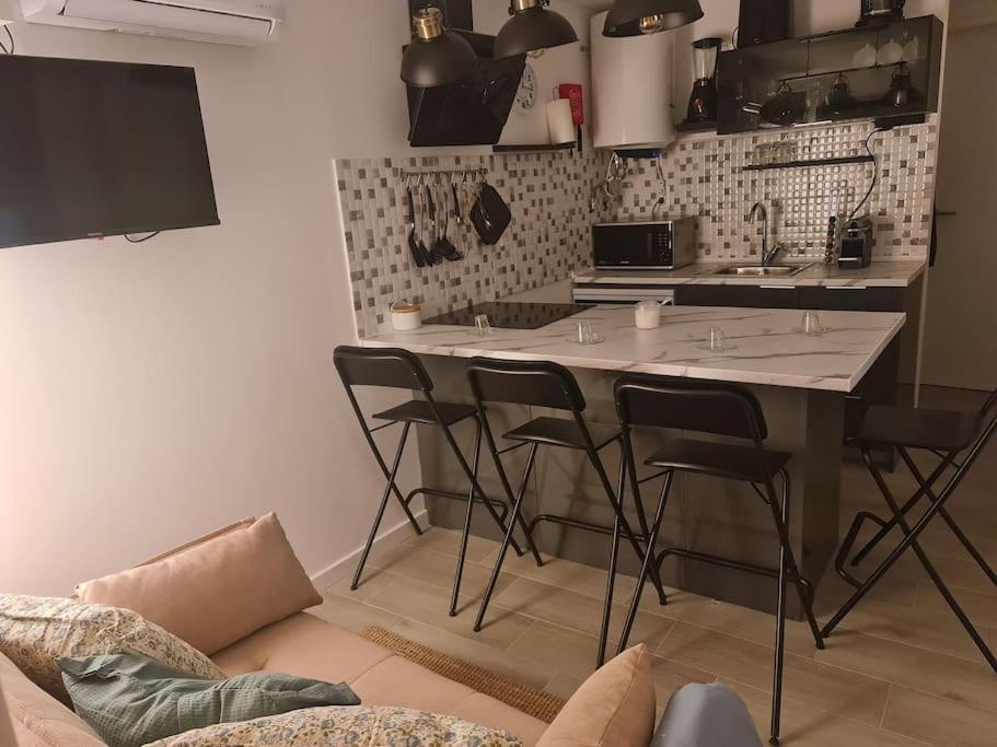 "Linda'S Guest House" Beach House With Private Patio & Hot Tub, 3 Min From The Beach Costa da Caparica Exterior foto