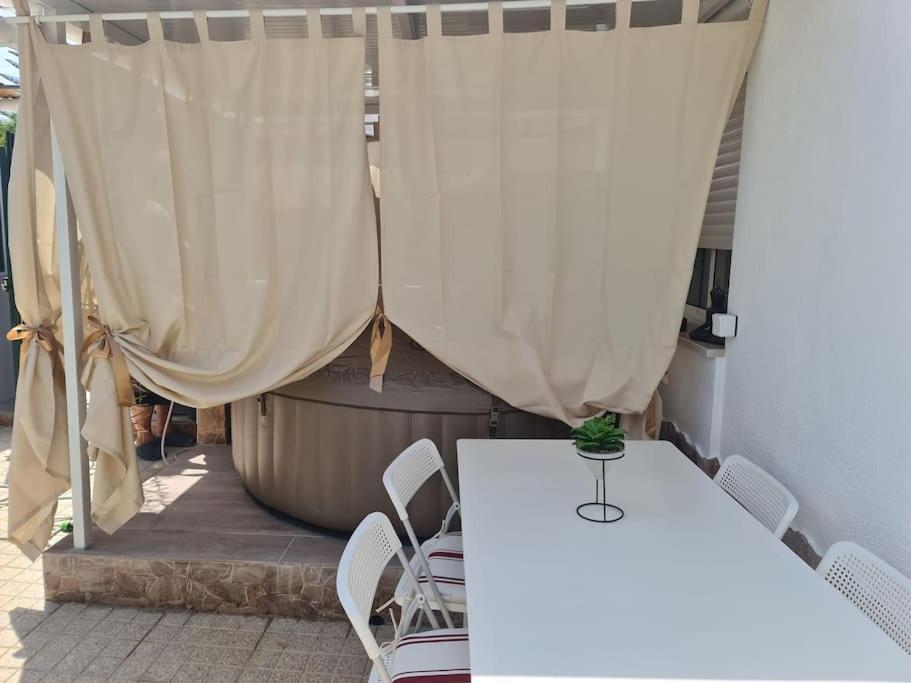 "Linda'S Guest House" Beach House With Private Patio & Hot Tub, 3 Min From The Beach Costa da Caparica Exterior foto
