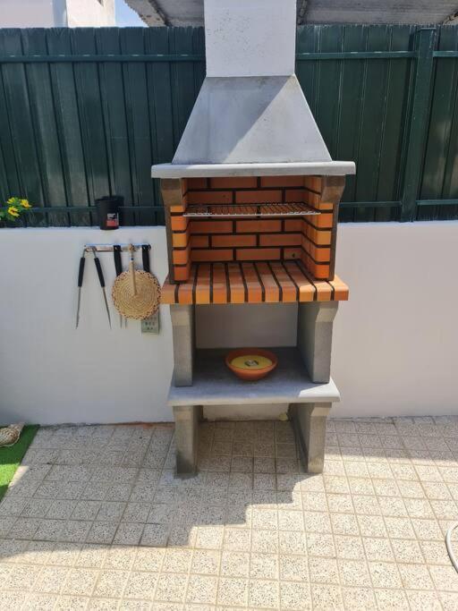 "Linda'S Guest House" Beach House With Private Patio & Hot Tub, 3 Min From The Beach Costa da Caparica Exterior foto