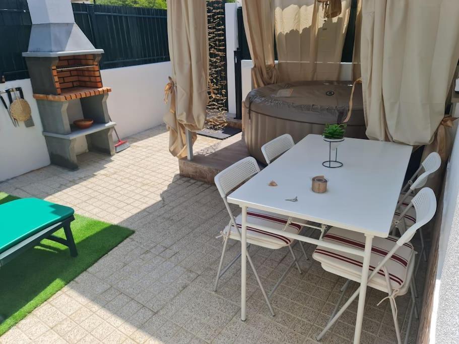 "Linda'S Guest House" Beach House With Private Patio & Hot Tub, 3 Min From The Beach Costa da Caparica Exterior foto